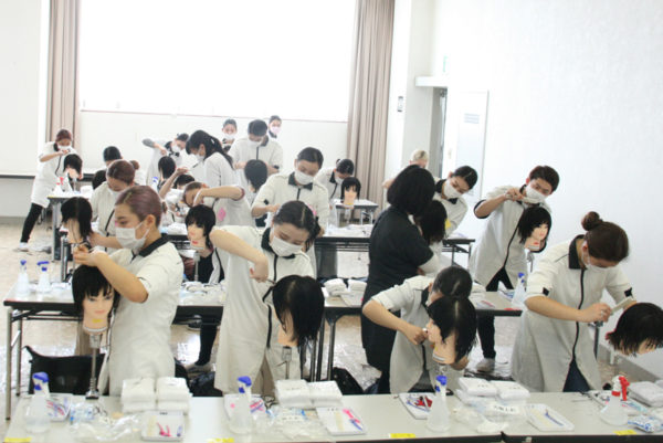 美容師国家試験２年連続１００％全員合格しました。
